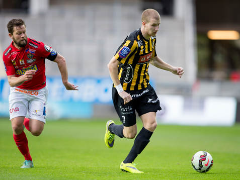 Falkenbergs David Svensson jagar Häckens Simon Gustafson