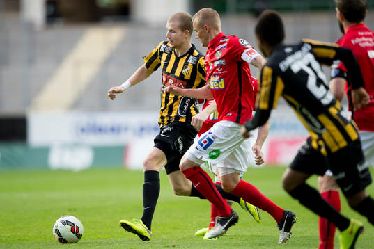 Häckens Simon Gustafson före Falkenbergs Rasmus Sjöstedt
