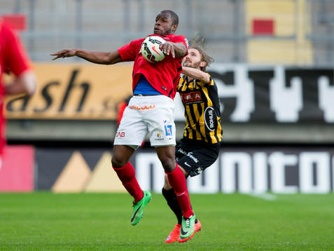 Falkenbergs Hakeem Araba tar ned bollen