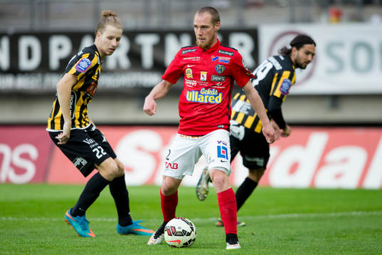 Falkenbergs Christoffer Carlsson med Häckens Samuel