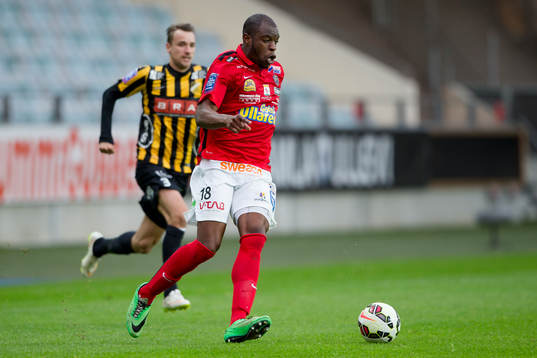 Falkenbergs Hakeem Araba före Häckens Jasmin Sudic
