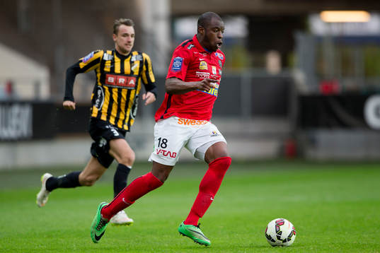 Falkenbergs Hakeem Araba före Häckens Jasmin Sudic