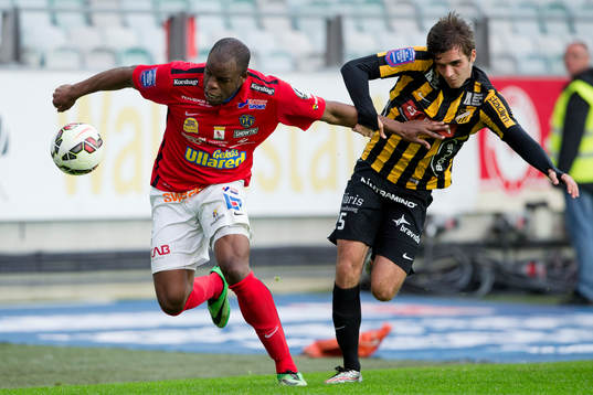 Falkenbergs Hakeem Araba tar sig förbi Häckens Egzon