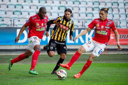 Häckens Leonard Zuta mot Falkenbergs Hakeem Araba och