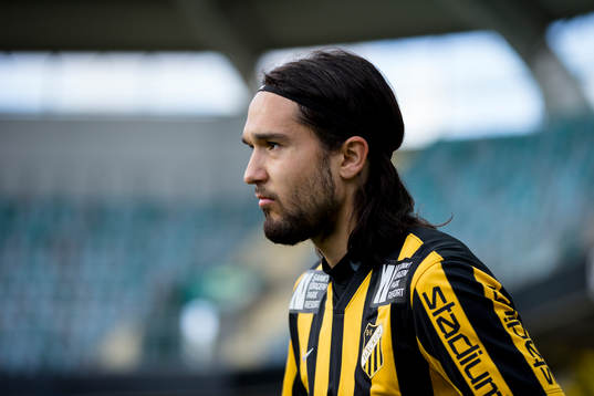 Häckens Leonard Zuta innan fotbollsmatchen i Allsvenskan