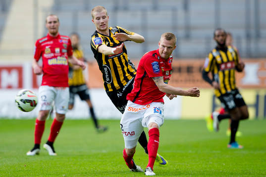 Falkenbergs Rasmus Sjöstedt före Häckens Simon Gustafson
