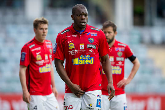 Falkenbergs Hakeem Araba framför Daniel Johansson och