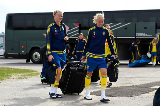 Nilla Fischer och Caroline Seger kommer till en träning