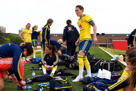 Therese Sjögran gör sig iordning för en träning med