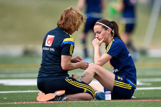 Kosovare Asllani får sitt högra knä lindat av