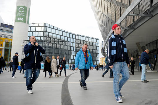 Supportrar på väg in på Tele2-arena innan