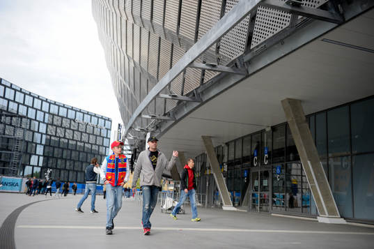 Supportrar på väg in på Tele2-arena innan