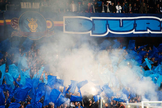 Djurgårdens supportrar tänder bengaler