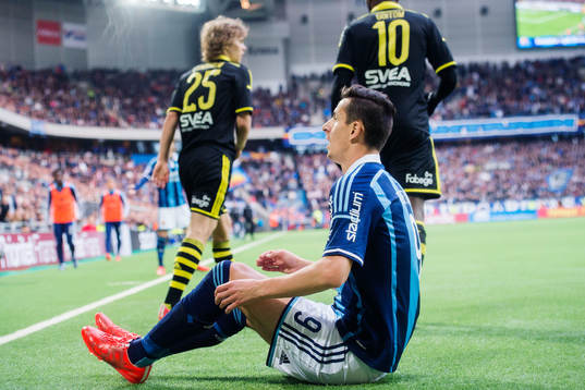 Djurgårdens Haris Radetinac reagerar mot domaren