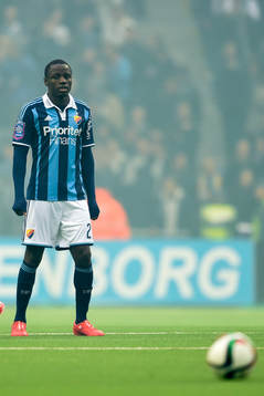 Djurgårdens Nyasha Mushekwi värmer upp medans han väntar