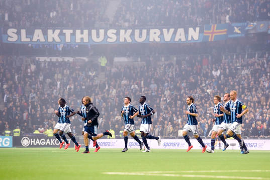 Djurgårdens-spelare värmer upp medans de väntar på att
