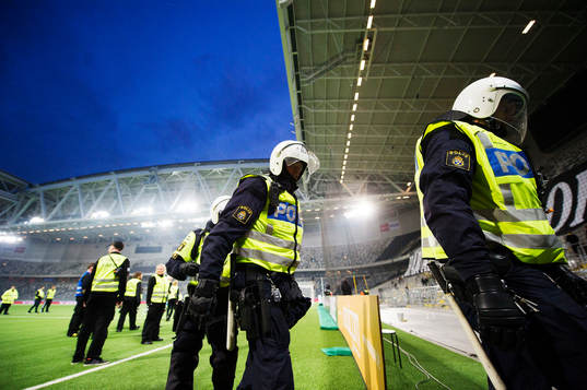 Poliser på Tele2 arena
