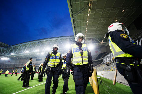 Poliser på Tele2 arena