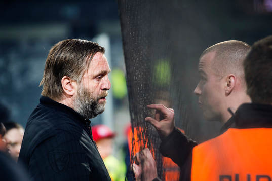 s sportchef Björn Wesström pratar med en supporter