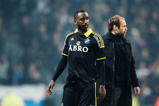 s tränare Andreas Alm deppar med Henok Goitom