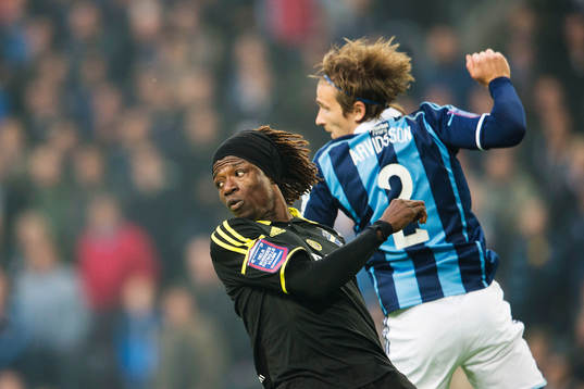 s Mohamed Bangura i en duell med Djurgårdens Jesper
