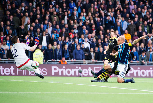Djurgårdens målvakt Kenneth Høie släpper in 0-2 från