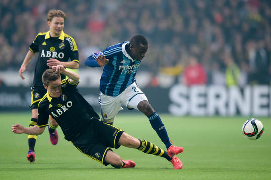 s Per Karlsson och Djurgårdens Nyasha Mushekwi