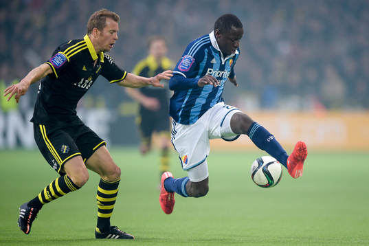 s Per Karlsson och Djurgårdens Nyasha Mushekwi