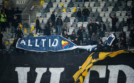 AIK-huliganer har stulit en djurgårdenbanderoll