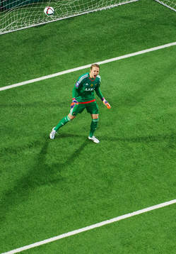 s målvakt Patrik Carlgren reagerar när 2-2-bollen från