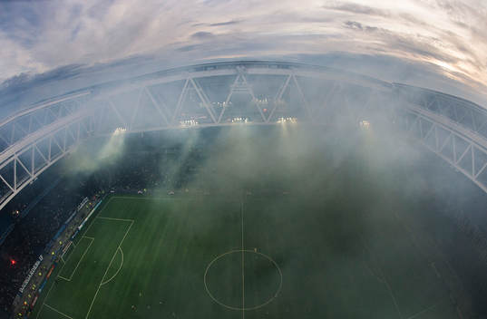 Översikt över ett rökfyllt Tele2 Arena