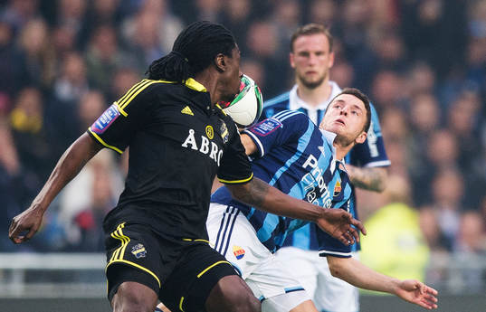 s Dickson Etuhu och Djurgårdens Kerim Mrabti i kamp om