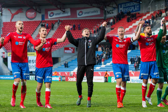 Helsingborgs spelare med Robin Simovic (tv) firar segern