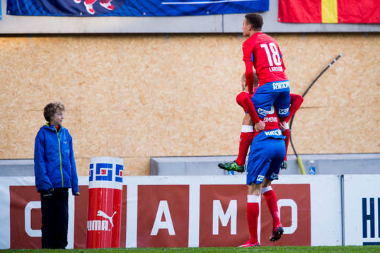Helsingborgs Jordan Larsson hoppar upp på ryggen på Robin