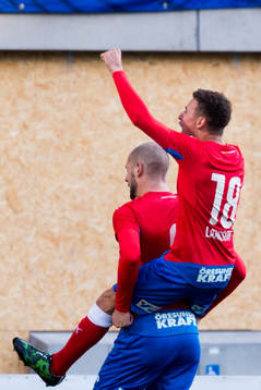Helsingborgs Jordan Larsson hoppar upp på ryggen på Robin
