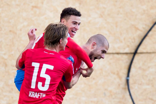 Helsingborgs Jordan Larsson och Emil Krafth firar Robin