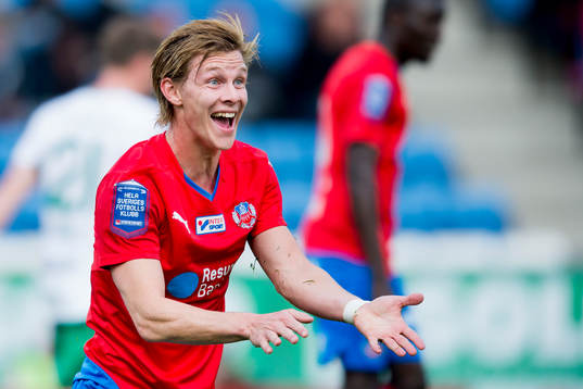 Helsingborgs Emil Krafth reagerar på ett domslut