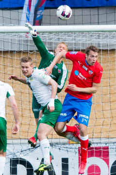Hammarbys Erik Israelsson i kamp om bollen med målvakt