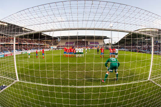 Helsingborgs målvakt Pär Hansson förbereder sig på en