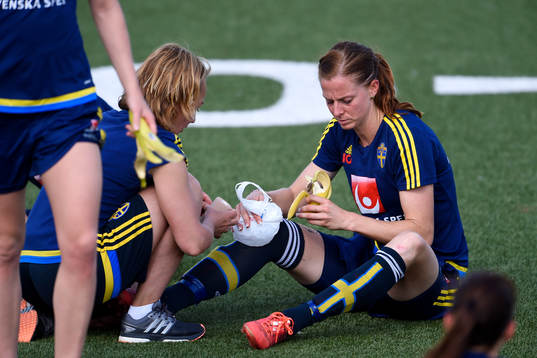 Sveriges Lotta Schelin får sitt knä lindat