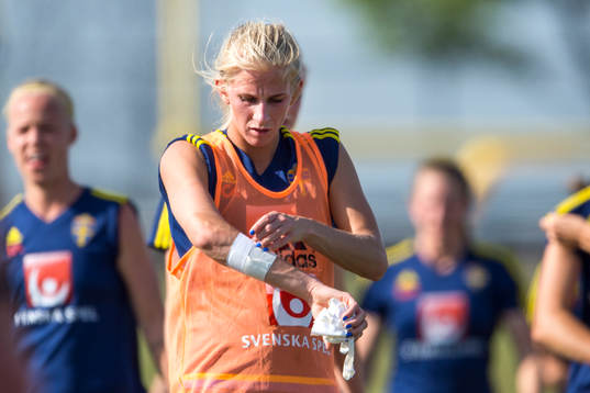 Sveriges Sofia Jakobsson tar av sig en tejp