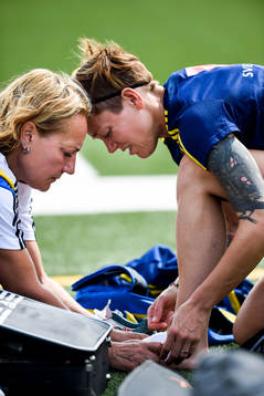 Sveriges Therese Sjögran får hjälp av Sjukgymnast Annica