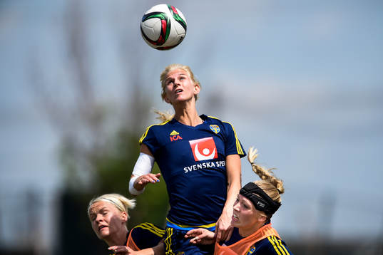 Sveriges Sofia Jakobsson (m) i nickduell med Nilla Fischer