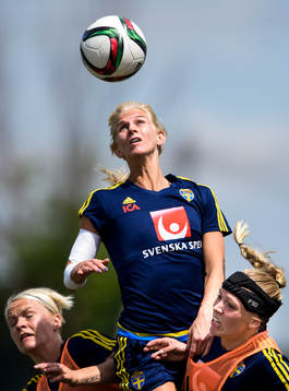 Sveriges Sofia Jakobsson (m) i nickduell med Nilla Fischer