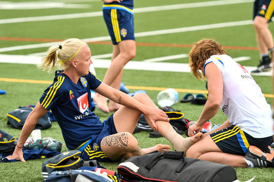 Sveriges Caroline Seger får sin fot lindad