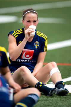 Sveriges Kosovare Asllani med ett skrubbsår på sitt knä