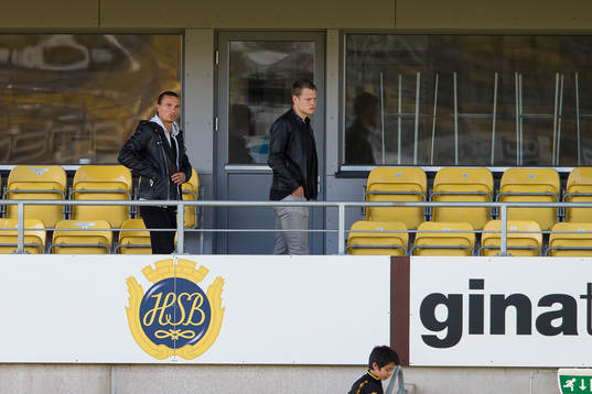 Förre Elfsborgs spelaren Niklas Hult på läktaren