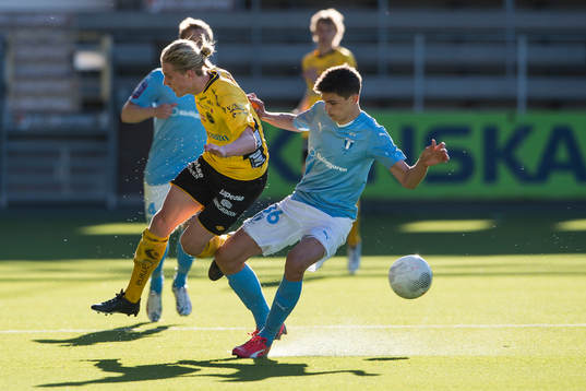 Kamp mellan Malmö FFs Dennis Hadzikadinic och Elfsborgs