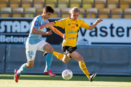Kamp mellan Elfsborgs Viktor Götesson och Malmö FFs