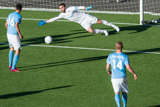 Elfsborgs Viktor Prodell (ej i bild) skjuter och Malmö FFs